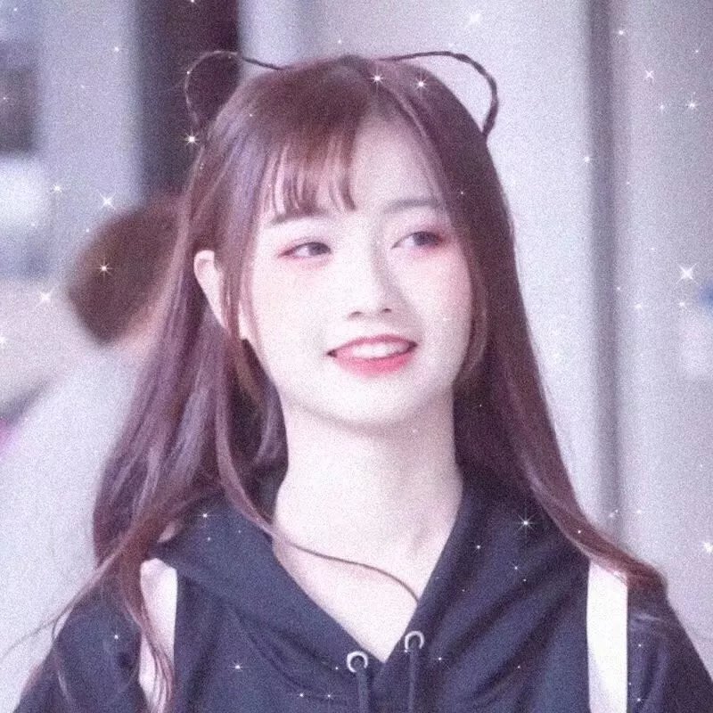 与一位女士合影